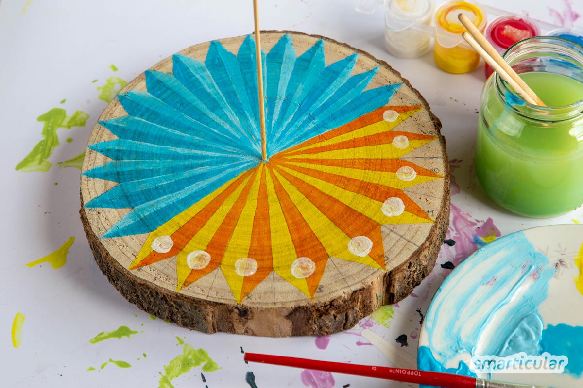 Klar, die Sonne wirft einen Schatten. Aber eine Sonnenuhr bauen und daran die Uhrzeit ablesen, das ist eine tolle Beschäftigung für Kinder bei Sonnenschein!