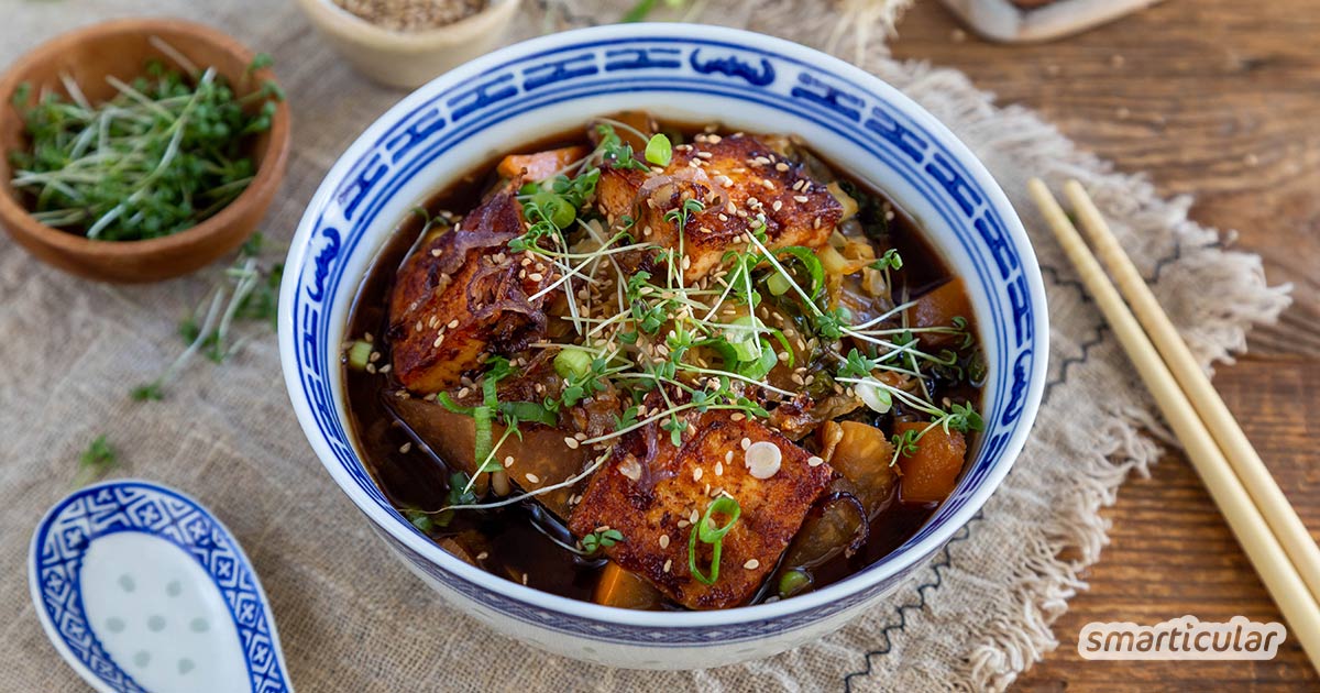 Vegane Miso-Ramen schmecken genauso köstlich wie der japanische Suppenklassiker. In diesem Rezept wird die würzige Brühe mit Nudeln, Gemüse und Tofu serviert.