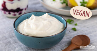 Veganer Quark kann aus Sojajoghurt hergestellt werden oder in der super schnellen Variante aus Tofu. Ein Rezept für stichfesten, cremigen Sojaquark.