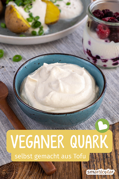 Veganer Quark kann aus Sojajoghurt hergestellt werden oder in der super schnellen Variante aus Tofu. Ein Rezept für stichfesten, cremigen Sojaquark.