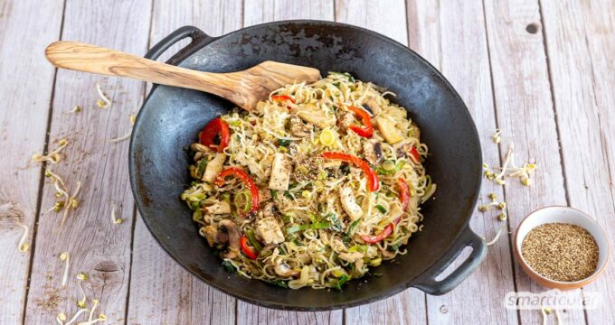 Wok-Nudeln zählen zu den beliebten “Take-Away-Gerichten”. Sie lassen sich aber auch problemlos selber zubereiten, z.B. mit diesem veganen Rezept.