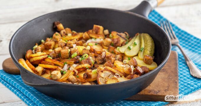 Knusprige Bratkartoffeln mit würzigem Räuchertofu lassen sich einfach zubereiten und zum Mittag oder am Abend servieren.