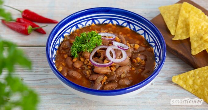 Dieses Chili sin carne kann auch Fleischliebhaber von der pflanzlichen Variante überzeugen. Ein paar einfache Tricks machen den Bohneneintopf sämig und würzig.