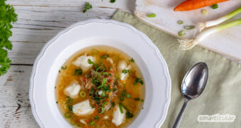 Mit diesem Gemüsebouillon-Rezept zauberst du im Nu eine sehr leichte Suppe, die trotzdem viel Geschmack hat - eine ideale Vorspeise für ein üppiges Menü.