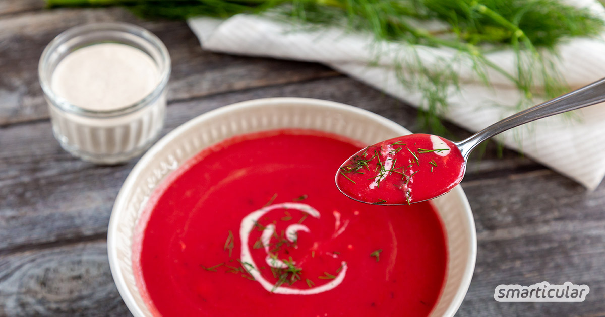 Rote Bete gibt der Gemüsecremesuppe ihre leuchtend rote Farbe. Für zusätzlichen Geschmack sorgen weitere gesunde Wurzelgemüse und cremiger Haselnuss-Rahm.