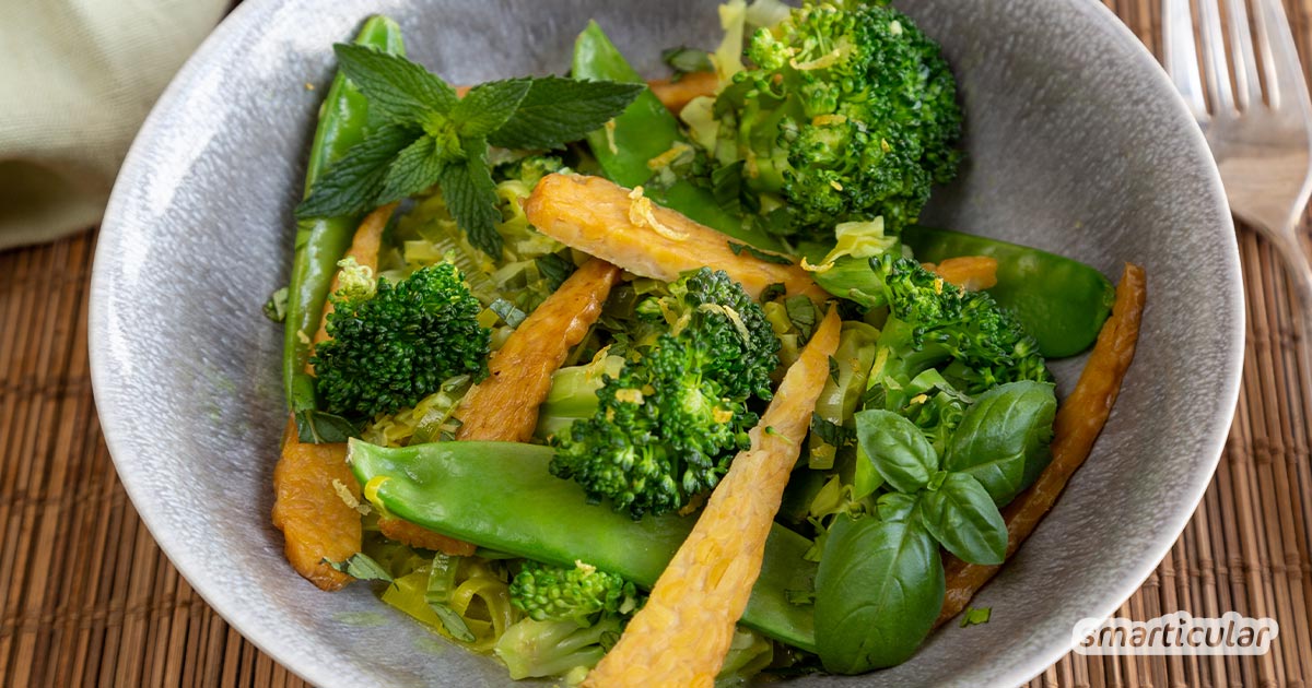 Gebratenes Tempeh bereichert dieses Rezept für ein grünes Kokos-Curry um eine knusprige Komponente. Optional kannst du auch dein Currypulver selber mischen.