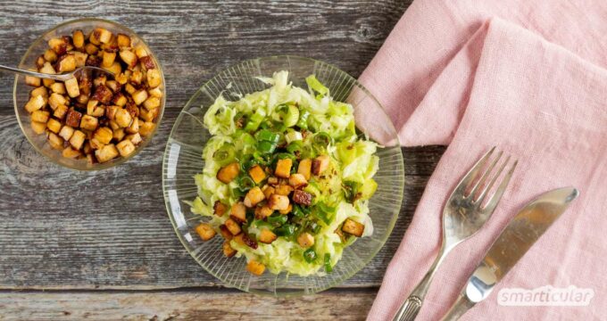 Krautsalat kann auch in der veganen Version deftig sein - zum Beispiel mit Grieben (Grammeln) aus Tofu. Lies hier, wie einfach der gesunde Salat gelingt!