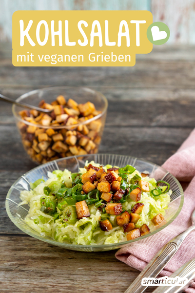Krautsalat kann auch in der veganen Version deftig sein - zum Beispiel mit Grieben (Grammeln) aus Tofu. Lies hier, wie einfach der gesunde Salat gelingt!