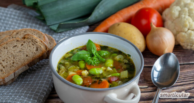 Minestrone ist eine klassische italienische Gemüsesuppe: Hier findest du ein veganes Rezept, das neben buntem Gemüse auch noch eiweißreiche Edamame enthält.