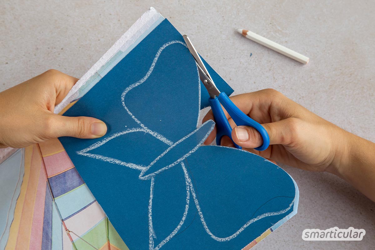 Schmetterling basteln: Dieser freche Falter aus Altpapier bewegt sich Stück für Stück nach oben, wenn du abwechselnd an den beiden Schnurenden ziehst.