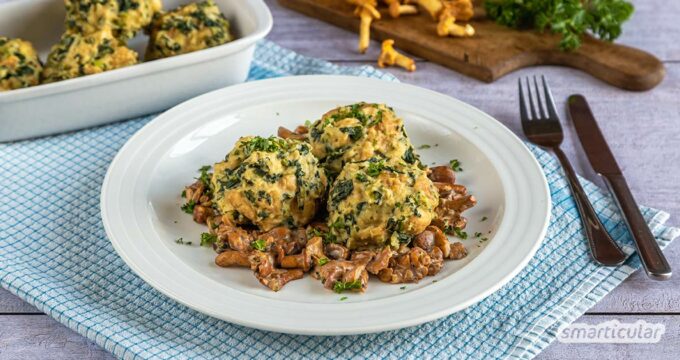 Spinatknödel mal anders! In diesem Rezept wird der deftige Klassiker mit proteinreichem Tofu zubereitet und zusammen mit einer Pfifferling-Miso-Soße serviert.