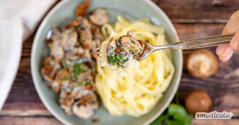 Stroganoff vegan statt Boeuf Stroganoff! Mit diesem Rezept kannst du den aus der russischen Küche stammenden Klassiker mit rein pflanzlichen Zutaten zubereiten.