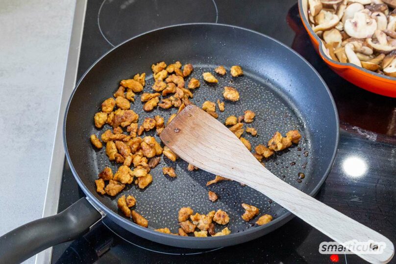 Stroganoff vegan statt Boeuf Stroganoff! Mit diesem Rezept kannst du den aus der russischen Küche stammenden Klassiker mit rein pflanzlichen Zutaten zubereiten.