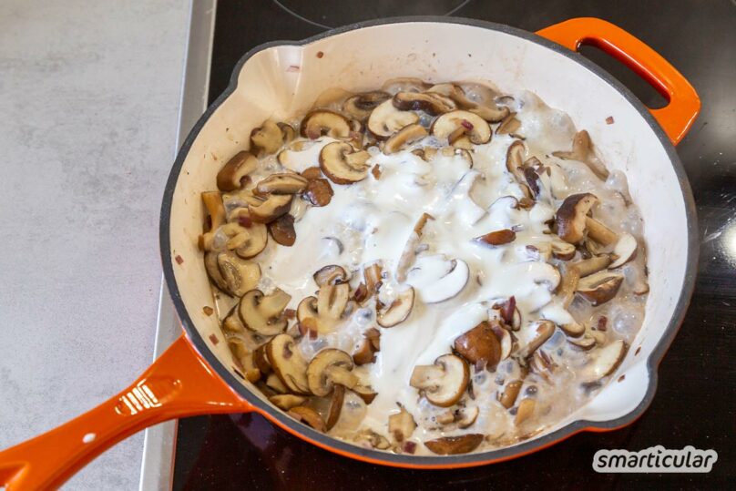 Stroganoff vegan statt Boeuf Stroganoff! Mit diesem Rezept kannst du den aus der russischen Küche stammenden Klassiker mit rein pflanzlichen Zutaten zubereiten.