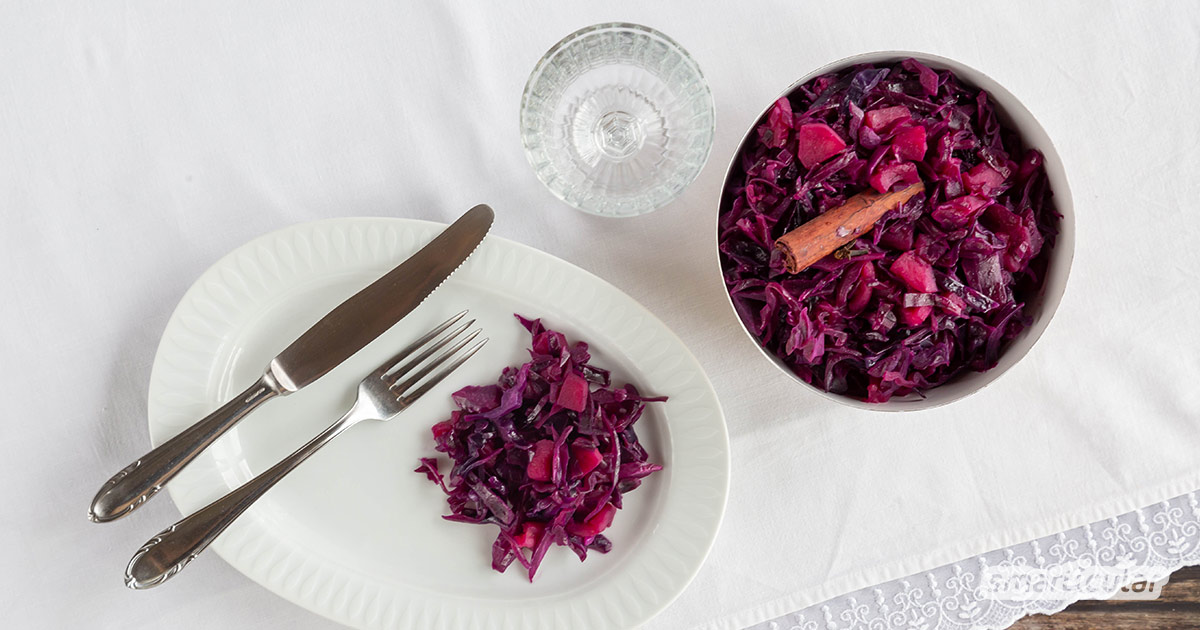 Apfelrotkohl schmeckt frisch gekocht viel besser als aus der Dose oder tiefgekühlt. Mit diesem einfachen Rezept gelingt der Beilagenklassiker garantiert!