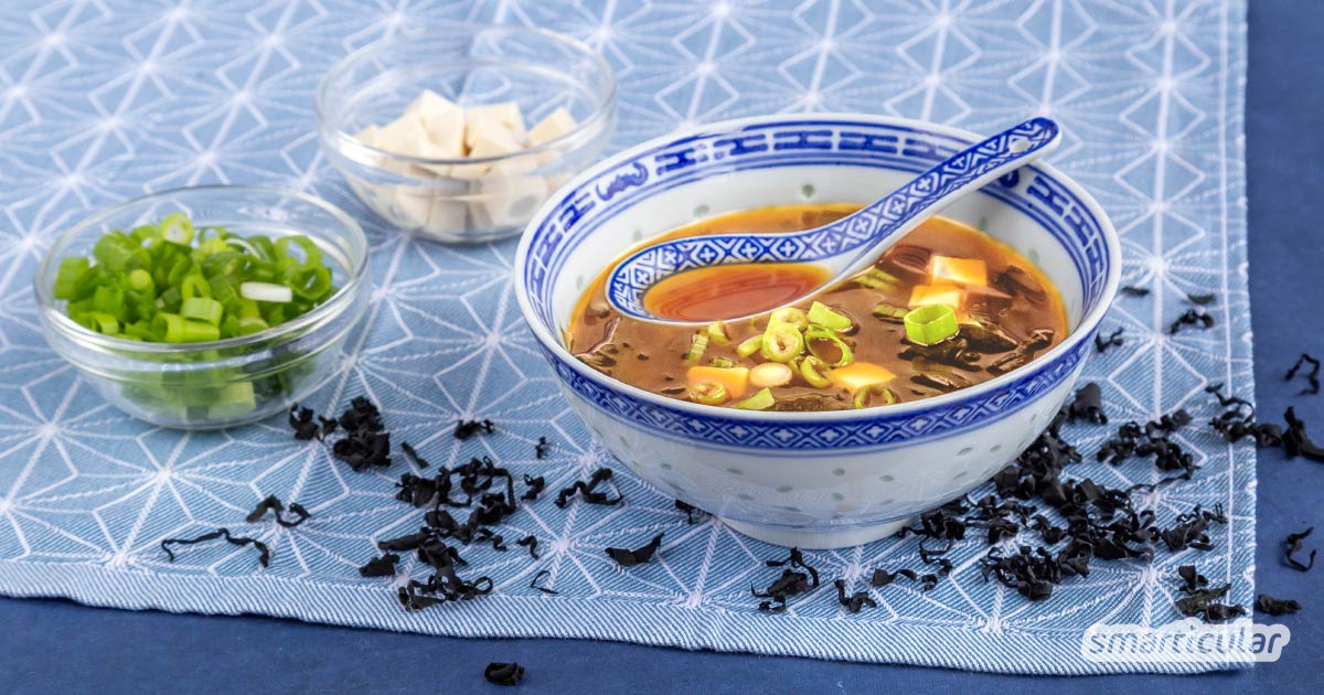 Eine Miso-Suppe lässt sich aus wenigen Zutaten einfach selber machen. Mit diesem Rezept genießt du das japanische Nationalgericht in einer veganen Variante.