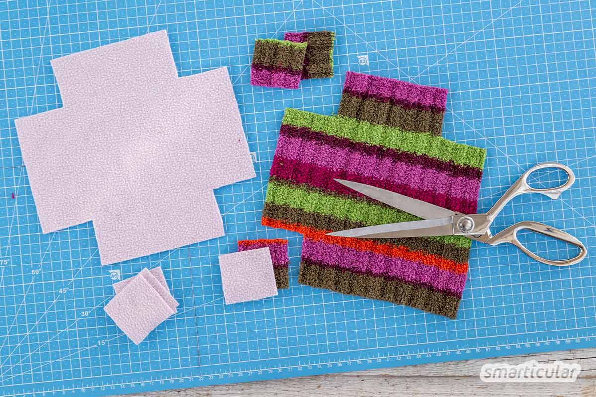 Wer eine Decke aus Stoffresten herstellen möchte, ohne dafür viel Zeit aufzuwenden, kann sich an dieser einfachen Patchworkdecke ohne Nähen versuchen.