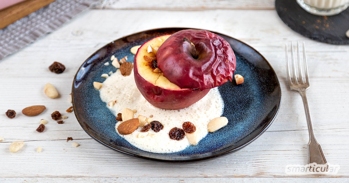 Im Winter, wenn die Lageräpfel schon schrumpelig werden, ist es das Beste, Bratapfel im Backofen daraus zu machen. Mit Soja-Apfel-Sahne wird’s zum Genuss!