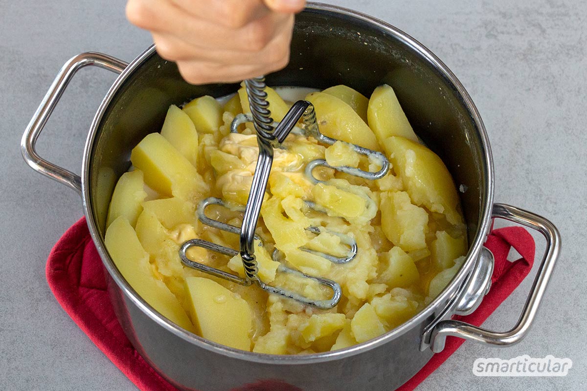 Damit Kartoffelpüree ohne Milch genauso gut gelingt wie der Klassiker, hilft dieses Rezept! Dank Sojamilch wird der vegane Kartoffelbrei genauso cremig.