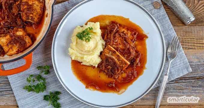 Ein richtig guter veganer Braten gelingt in jeder Küche mit diesem Rezept für Tofu-Rostbraten in Zwiebelsoße. Schmeckt auch kalt als veganes Roastbeef!