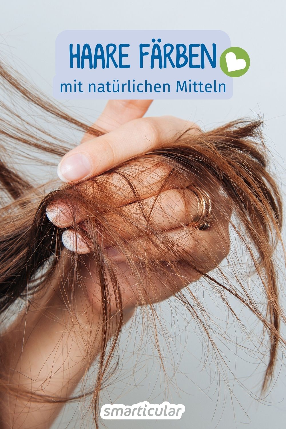 Statt Chemie kannst du auch natürliche Mittel nutzen, um deiner Farbe eine Tönung zu verpassen. Ob aufhellen, einen roten Schimmer, oder dunklere Töne.