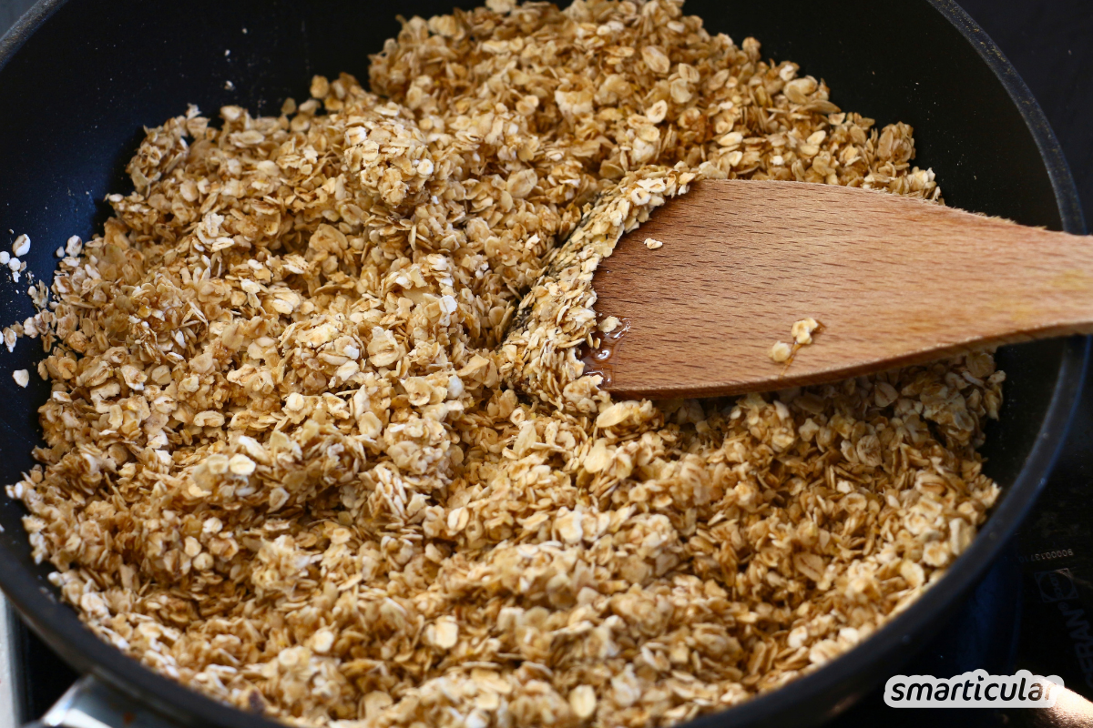 hafer-knusper-muesli-selber-machen-2 Lecker und gesund! So leicht kannst du ein knackiges Knuspermüsli selber machen - aus Haferflocken, Pflanzenöl und einer Süße deiner Wahl.