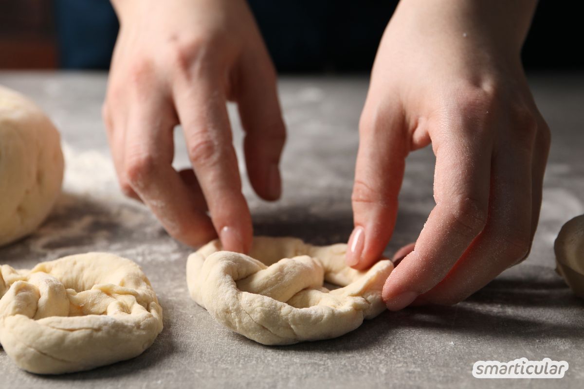 rezept-laugen-brezeln-mit-natron-selber-machen-2 Wenn du Brezeln magst, wirst du dieses Bretzel-Rezept lieben! Aus nur sechs Zutaten kannst du im Handumdrehen saftige Brezeln selber machen.