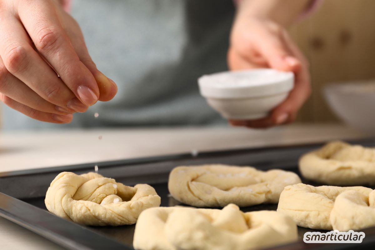 rezept-laugen-brezeln-mit-natron-selber-machen-4 Wenn du Brezeln magst, wirst du dieses Bretzel-Rezept lieben! Aus nur sechs Zutaten kannst du im Handumdrehen saftige Brezeln selber machen.