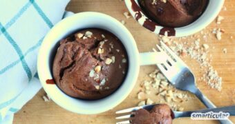 Wenn dich der kleine Hunger packt, ist ein Tassenkuchen eine leckere Idee. Mit diesem Rezept gelingt es auch im Backofen - ohne Mikrowelle.