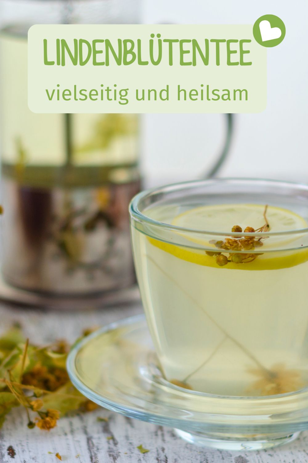 Der Duft der Lindenblüte, der im Sommer durch die Straßen zieht, freut mich immer besonders. Ich liebe diese besondere Jahreszeit, wenn die Natur in voller Blüte steht. Doch die Linde ist weit mehr als ein hübscher, wohlriechender Straßenbaum: Mit einem selbstgemachten Lindenblütentee kannst du so manche Krankheit kurieren und er schmeckt der ganzen Familie.
