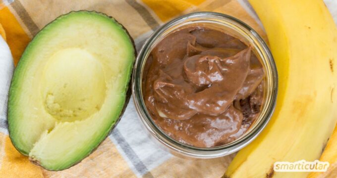 Gesund und lecker statt Kalorienbombe! Mit diesem Rezept zauberst du aus nur drei Zutaten eine locker leichte Avocado-Schoko-Creme.
