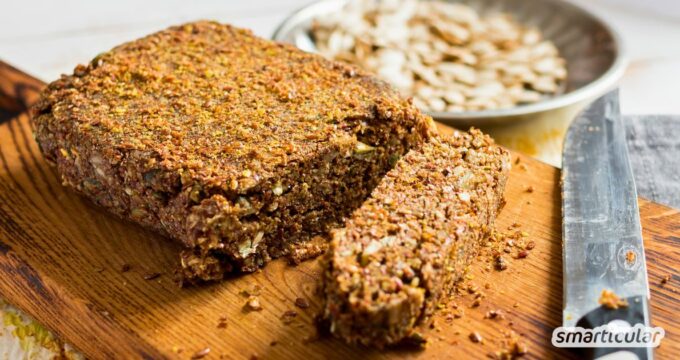 Für eine kohlenhydratarme Ernährung kannst du protein- und vitalstoffreiches Eiweißbrot selber backen - mit diesem einfachen Rezept!