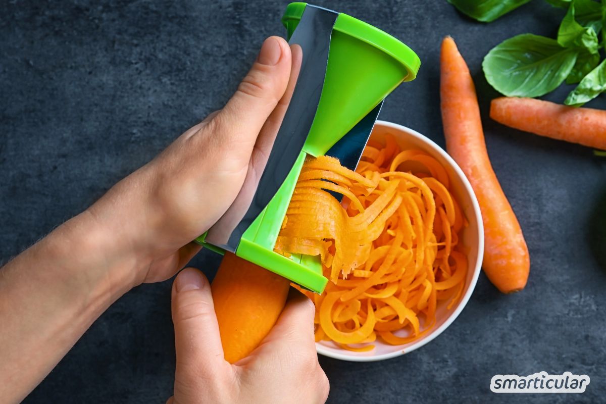 Einfacher Spiralschneider schneidet Nudeln aus Karotten