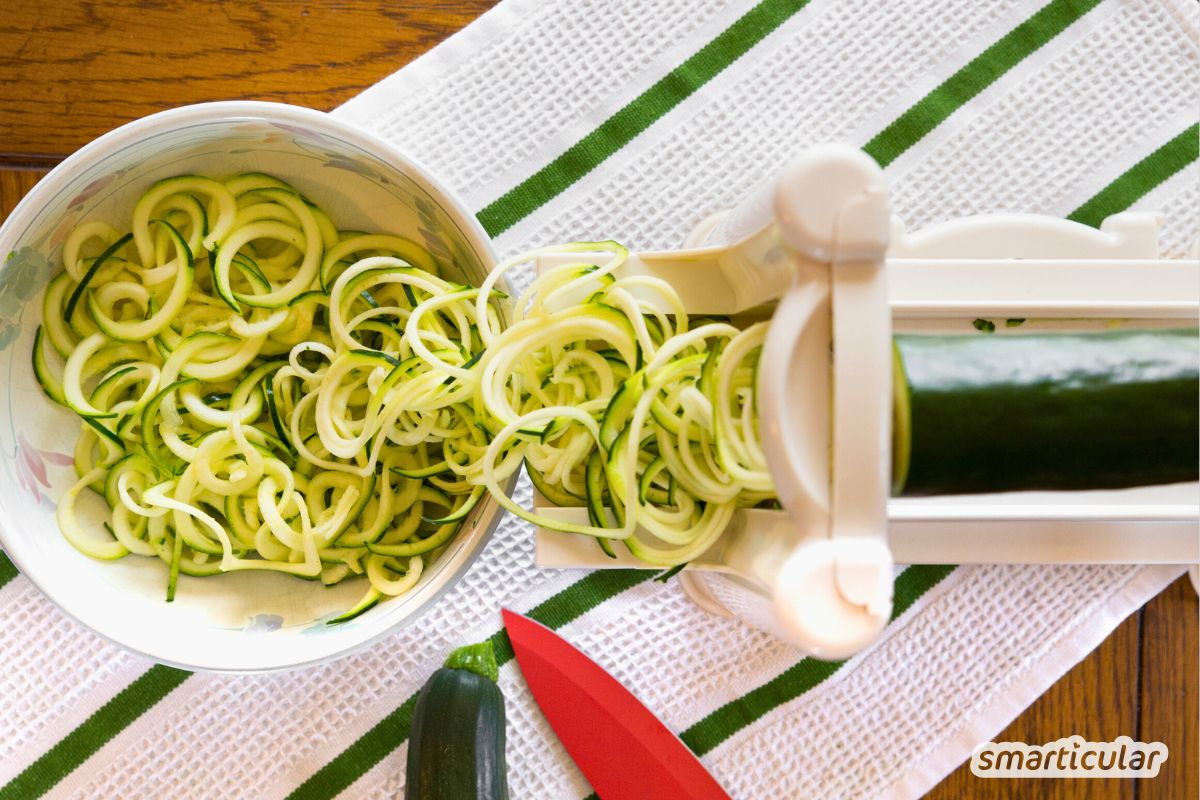 Spiralschneider mit Kurbel schneidet Zucchini-Nudeln
