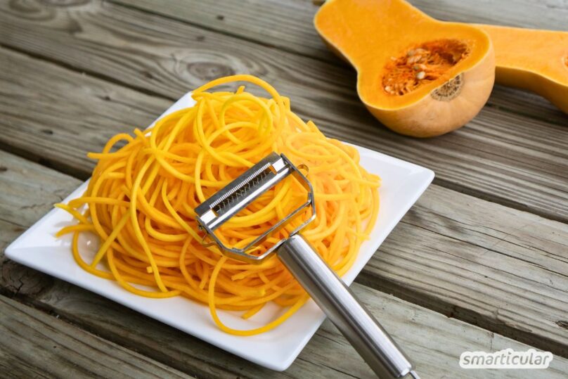 Kürbis-Spaghetti mit einem Julienne-Schneider geschnitten