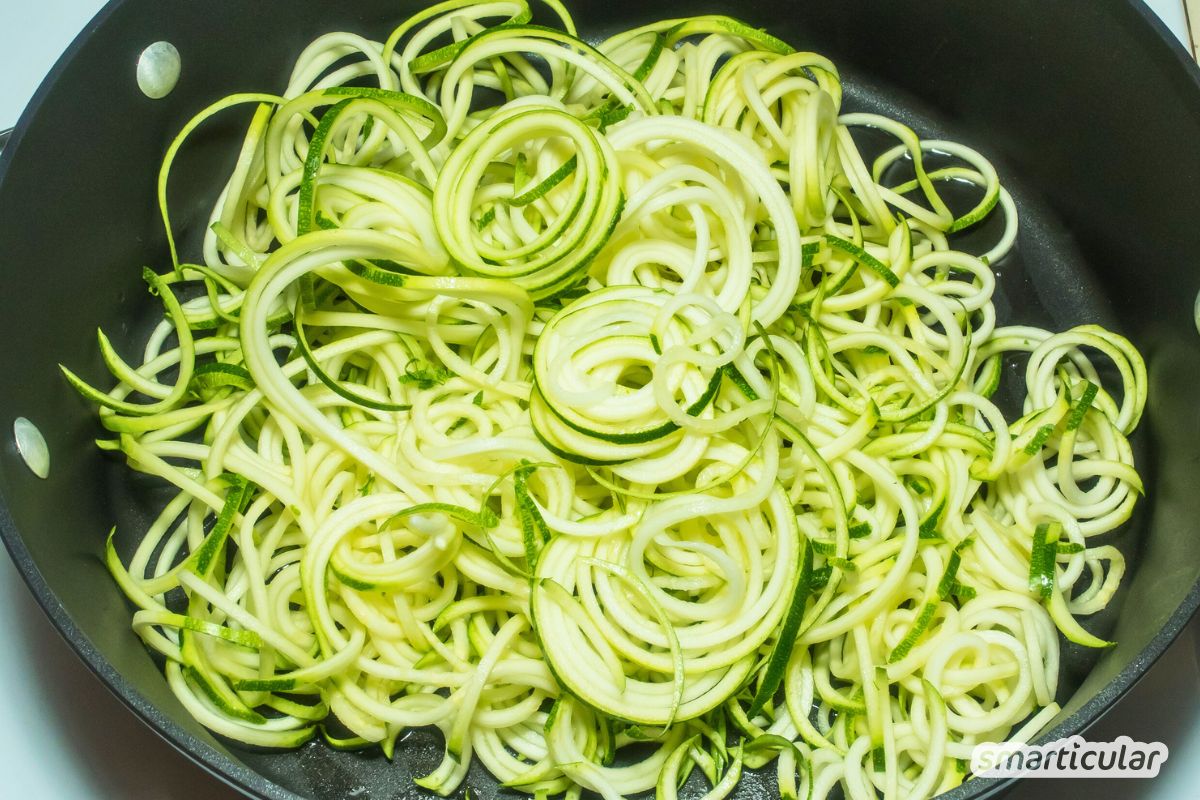 zucchininudeln-zoodles-spaghetti-aus-zucchini-2 (2) Zucchinistreifen in Pfanne