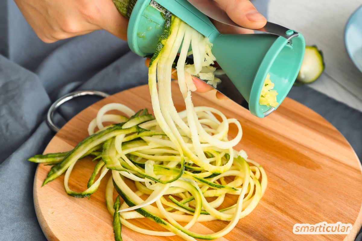 zucchininudeln-zoodles-spaghetti-aus-zucchini-2 Zucchini für Zoodles in Streifen schneiden.