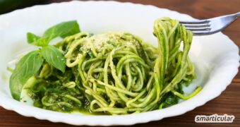 Mehr Gemüse zu essen ist mit Zucchini-Nudeln ganz einfach. Die auch Zoodles genannten Zucchini-Spaghetti lassen ich kinderleicht zubereiten.