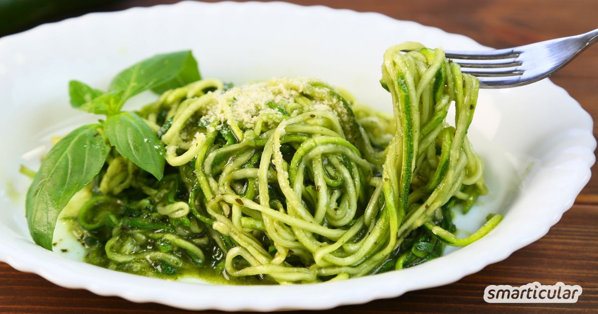 Mehr Gemüse zu essen ist mit Zucchini-Nudeln ganz einfach. Die auch Zoodles genannten Zucchini-Spaghetti lassen ich kinderleicht zubereiten.