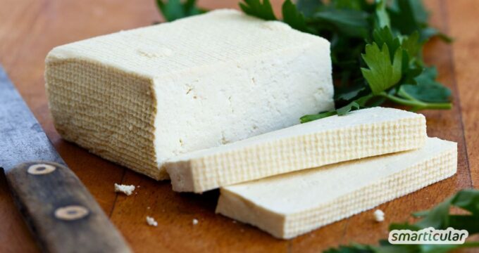 Wer Tofu richtig zubereiten kann, wird ihn lieben! Mit den folgenden Tipps und Rezepten verwandelst du Sojaquark in deftige Köstlichkeiten.
