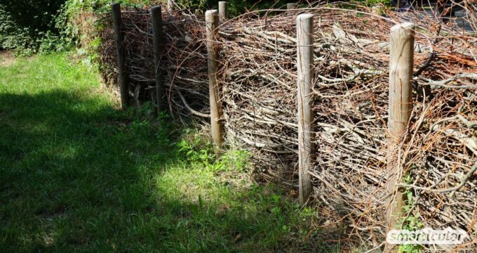 Eine Benjeshecke ist eine einfache und natürliche Möglichkeit, Gartenabfälle zu verwerten und gleichzeitig einen Lebensraum für Tiere zu schaffen. Sie besteht aus aufgeschichtetem Schnittgut, das im Laufe der Zeit verrottet und so einen Unterschlupf für viele Lebewesen bildet. In diesem Beitrag erfährst du, wie du eine Benjeshecke anlegst und welche Vorteile sie für deinen Garten bietet.
