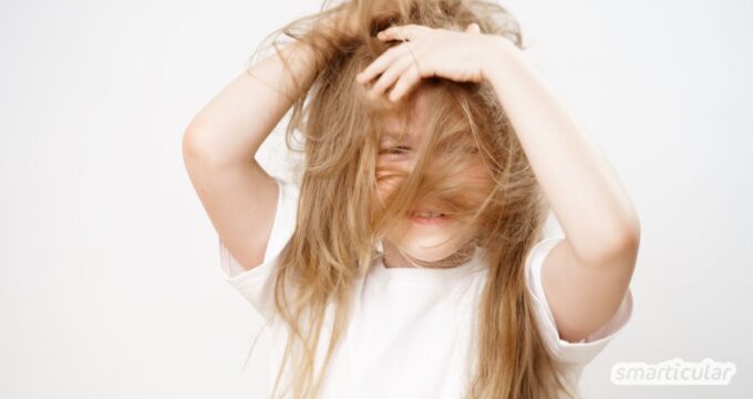 „Aua Mama!“ – hörst du das auch oft beim Kämmen deiner Kinder? Bei uns war das lange der Fall, bis wir den Entwirrungsspray entdeckt haben. Dafür brauchst du kein teures Drogerieprodukt, sondern kannst ein natürliches und einfaches Spray zu Hause herstellen. In diesem Artikel erfährst du, wie das funktioniert.
