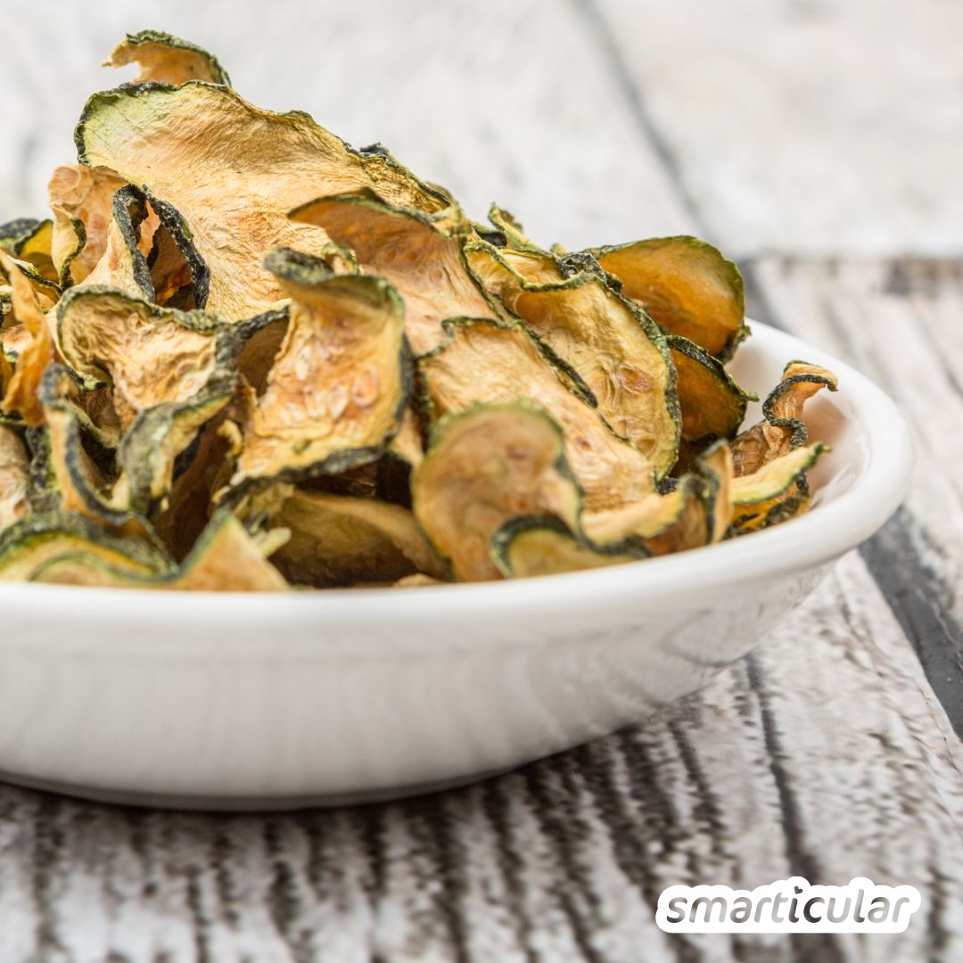 Zucchini haltbar machen ist die beste Methode, wenn die Zucchinischwemme wieder zuschlägt. Hier findest du Rezeptklassiker und frische Ideen.