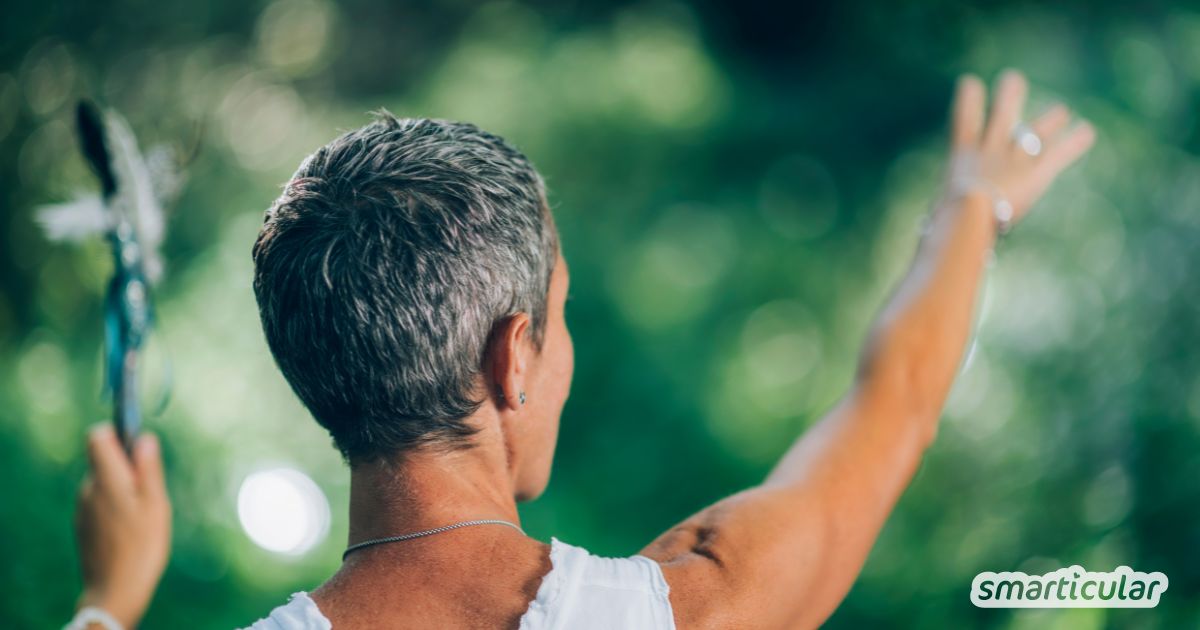 Affirmationen sind kurze, positive Sätze, die du dir selbst sagst, um deine Gedanken und Überzeugungen in eine positive Richtung zu lenken. Diese Sätze können sich auf verschiedene Bereiche deines Lebens beziehen, wie zum Beispiel dein Selbstwertgefühl, deine Gesundheit, deine Beziehungen oder deine Ziele. Das Besondere an Affirmationen ist, dass sie auf das Unterbewusstsein wirken und langfristig deine innere Einstellung und dein Verhalten verändern können.