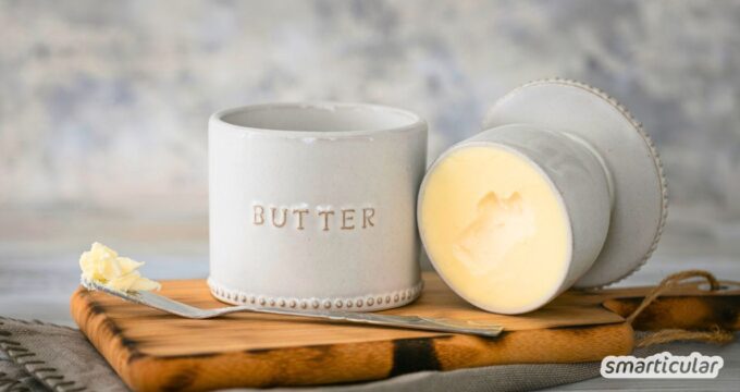 Hast du schon einmal von einer französischen Butterdose gehört? Dieses einfache Gefäß hält Butter auch ohne Kühlschrank lange frisch und streichzart. Dabei kann der Topf jederzeit griffbereit am Esstisch stehen. Hier erfährst du, wie es funktioniert und warum es nachhaltig ist.