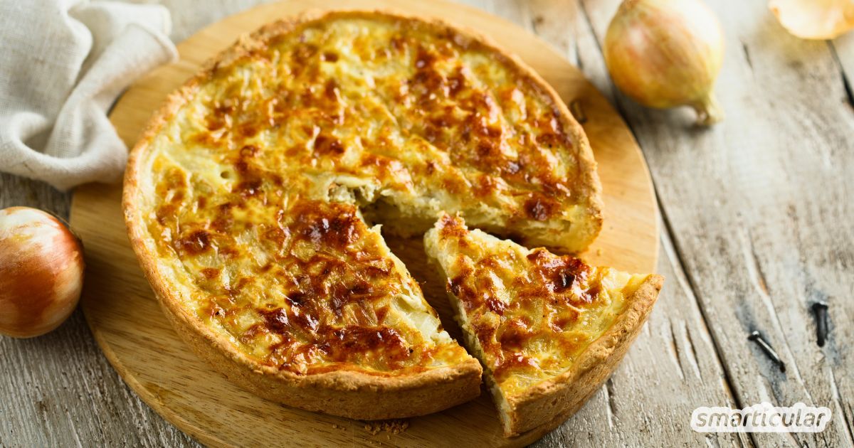 Im Herbst solltest du mindestens einmal Zwiebelkuchen backen! Mit diesem Rezept bereitest du den Klassiker in der Form oder auf dem Blech zu.