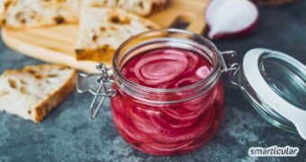 Eingelegte Zwiebeln sind ein Highlight in zahlreichen Gerichten. Mit diesem einfachen Rezept kannst du Zwiebeln einlegen und lange genießen.