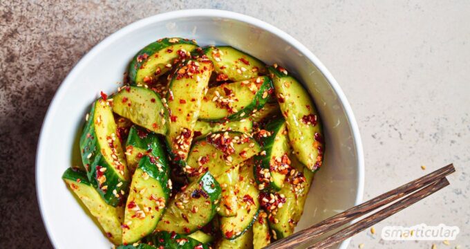Mehr Pepp auf den Teller bringt dieser asiatische Gurkensalat! Entdecke die würzige Alternative zum Rezeptklassiker.
