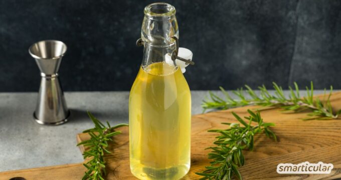 Ein heilkräftiger und würzig-aromatischer Rosmarinsirup lässt sich mit wenigen Zutaten ganz einfach selber zubereiten.