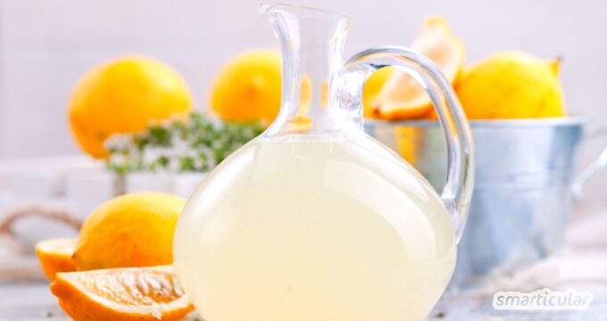Mit nur wenigen Zutaten kannst Zitronensirup selber machen. Die Zubereitung geht sehr schnell und er lässt sich vielseitig in der Küche einsetzen.
